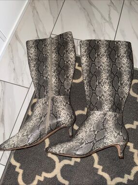 comfortview Snake-Print Knee Boots in Gray and Black